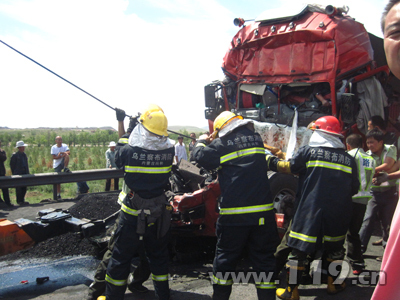 京藏高速内蒙古兴和县段31辆货车相继追尾处