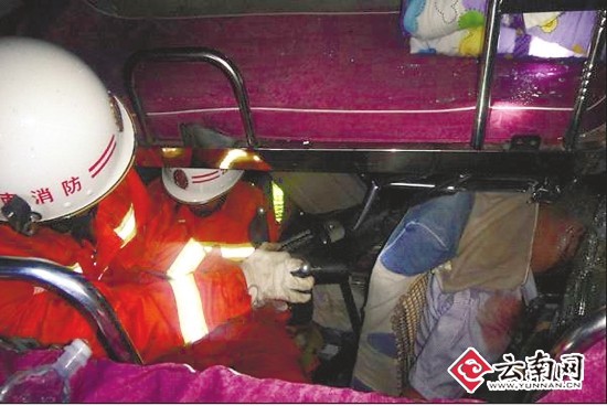 卧铺客车追尾大货车