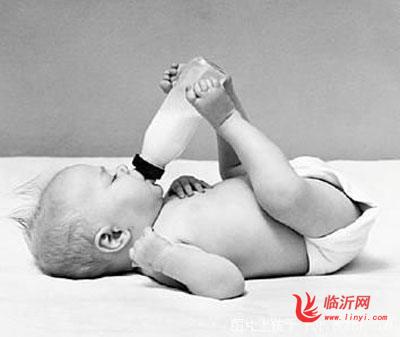 如何让宝宝吃奶瓶？