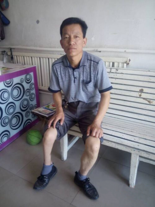 李洪刚的腿明显异于常人。中国青年网通讯员李燕华 摄